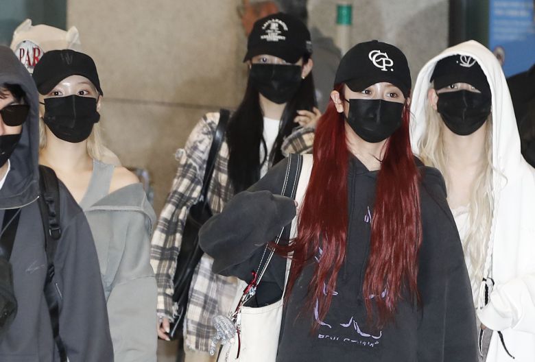 르세라핌이 ‘코첼라’ 일정을 마치고 22일 인천국제공항을 통해 미국에서 입국하고 있다. /뉴스1