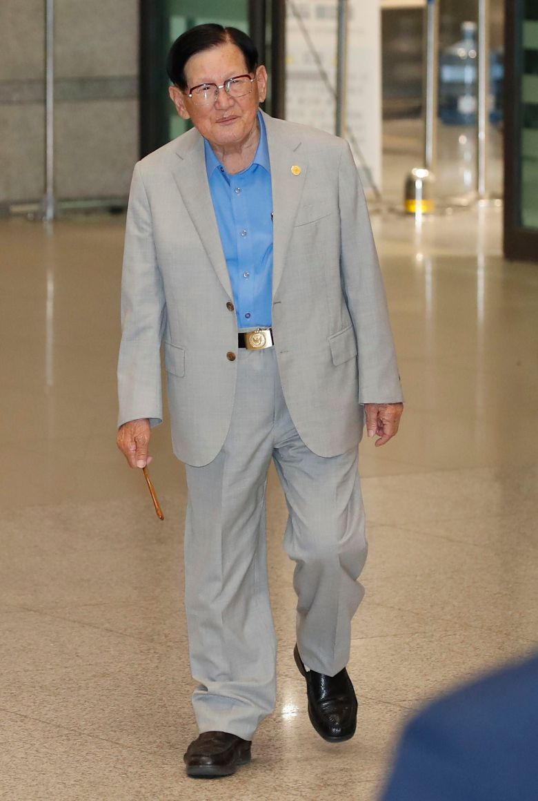 신천지예수교 증거장막성전의 이만희 총회장이 22일 오후 해외 일정을 마치고 인천 중구 인천국제공항 제1여객터미널을 통해 필리핀에서 입국하고 있다. /뉴스1