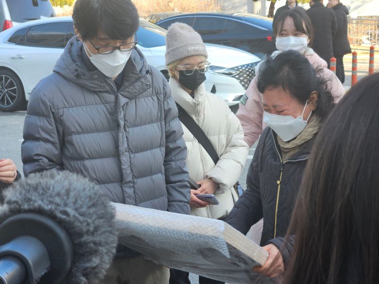 지난 1월 18일 오후 수원지법 성남지원에서 열린 '분당 서현동 흉기난동 사건' 피고인 최원종(23)에 대한 결심 공판이 끝난 후 사건 피해자인 고(故) 김혜빈양의 유족이 김양의 모습이 그려진 그림을 바라보며 눈물 짓고 있다. /구아모기자