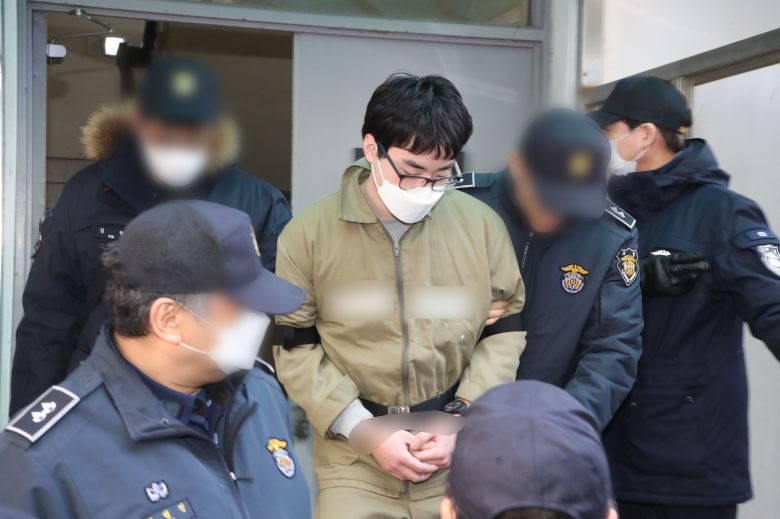 2월 1일 오후 경기도 수원지방법원 성남지원에서 분당의 한 백화점에서 흉기를 휘둘러 사상자를 낸 최원종이 1심 선고를 받은 뒤 다시 호송차에 탑승하고 있다. / 장련성 기자