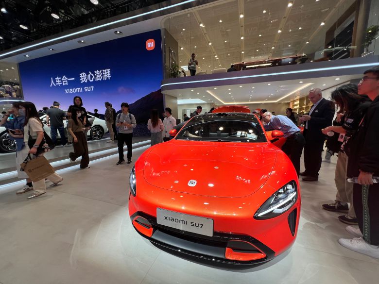 25일 베이징에서 열린 '베이징 모터쇼'의 샤오미 부스에 전시된 전기차 모델 'SU7'./베이징=이벌찬 특파원