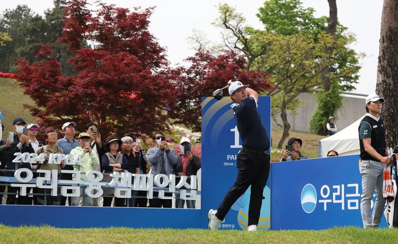 임성재가 26일 경기 여주 페럼클럽에서 열린 KPGA 투어 우리금융 챔피언십 2라운드 1번홀에서 티샷을 하고 있다./KPGA