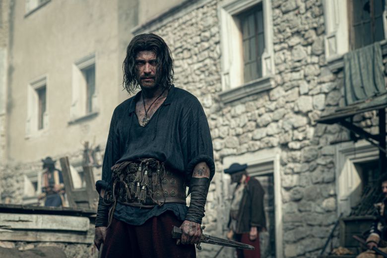 국내 최초 개봉하는 우크라이나 영화 '도뷔시'의 주인공 올렉사 도뷔시. '총을 맞아도 죽지 않는다'는 전설을 갖고 있지만 사실 총을 맞고도 죽지 않았던 이유는 따로 있답니다. 자세한 이유는 영화에~