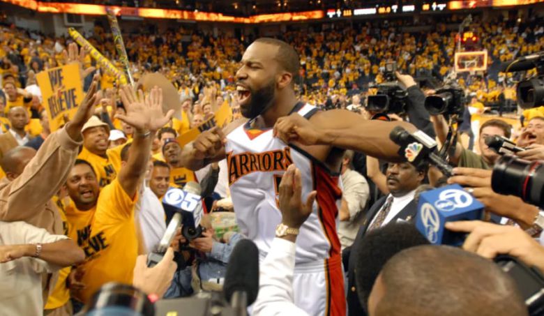 2007년 플레이오프 1라운드에서 1번 시드 댈러스 매버릭스를 꺾고 관중들과 함께 환호하는 워리어스 가드 배런 데이비스. /X(옛 트위터)