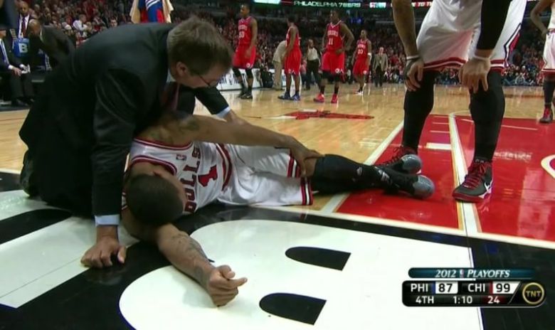 2012 플레이오프 1라운드 1차전에서 쓰러진 데릭 로즈. 그는 왼쪽 무릎 십자인대가 파열되며 오랜 시간 결장해야 했다. /중계화면