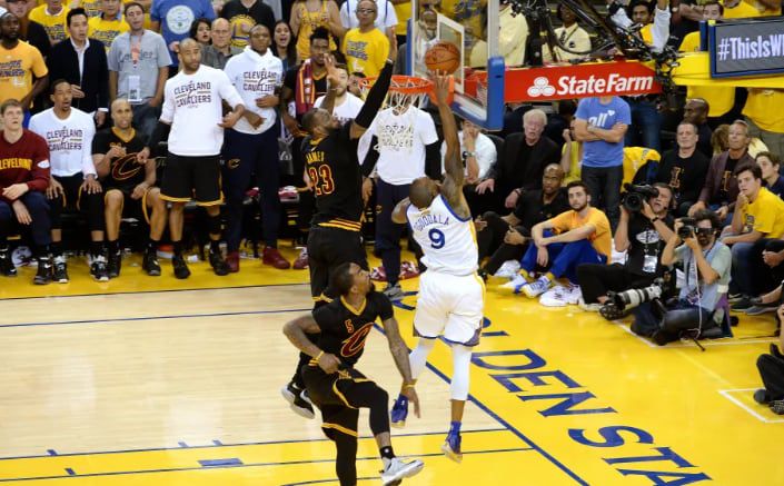 2016 파이널 7차전에서 이궈달라의 슛을 블록하는 르브론 제임스. /X
