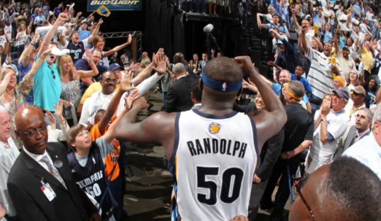 2011 플레이오프 1라운드 3차전에서 스퍼스를 꺾고 홈 팬들과 하이파이브를 하는 그리즐리스의 잭 랜돌프. /X