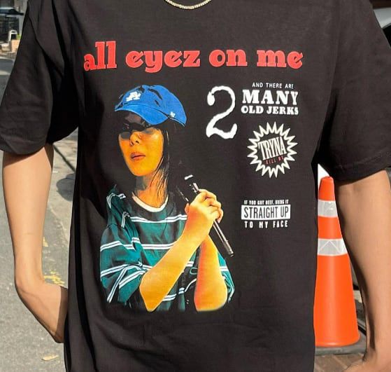 민희진 어도어 대표의 기자회견 당시 모습과 발언이 새겨진 반소매 티셔츠. '개저씨'를 'too many old jerks'로 표현했다. /인스타그램