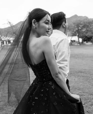 걸그룹 AOA의 전 멤버 유나도 웨딩 촬영 때 검은 드레스를 입었다. /유나인스타그램