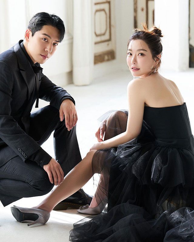 검은 드레스를 입고 웨딩 촬영한 가수 레이디 제인. /레이디제인인스타그램