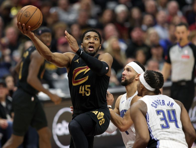 클리블랜드의 도노반 미첼이 6일 열린 플레이오프 1라운드 7차전에서 올랜도를 상대로 득점을 시도하고 있다. /UPI 연합뉴스