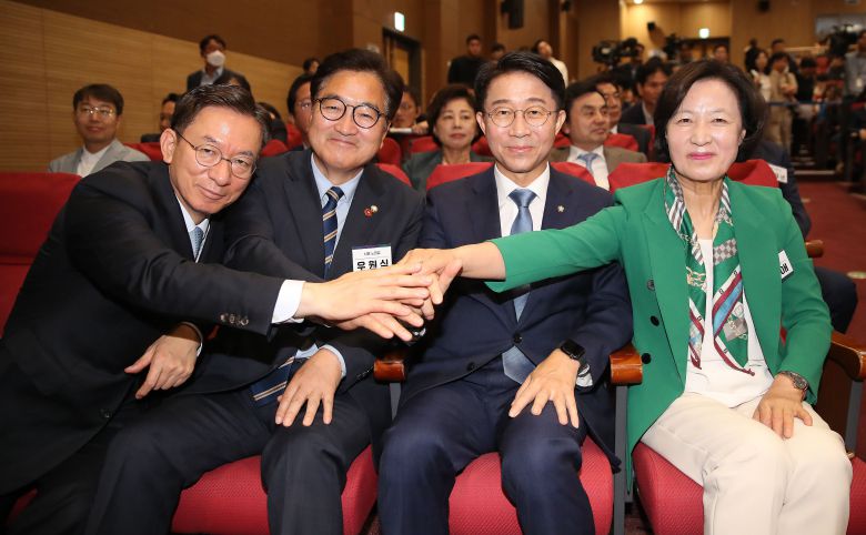 22대 국회 전반기 국회의장 후보인 더불어민주당 정성호(왼쪽부터)·우원식·조정식 의원과 추미애 당선자가 지난 3일 국회 의원회관에서 열린 당선자 총회에서 손을 잡고 기념 촬영을 하고 있다. /뉴스1