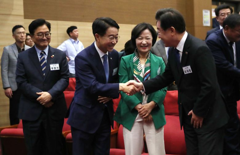 이재명 더불어민주당 대표가 3일 오전 서울 여의도 국회 의원회관에서 열린 '제22대 국회 더불어민주당 제1기 원내대표 선출 당선자 총회'에서 제22대 국회의장 후보인 추미애, 조정식, 우원식과 인사를 나누고 있다. 뉴스1