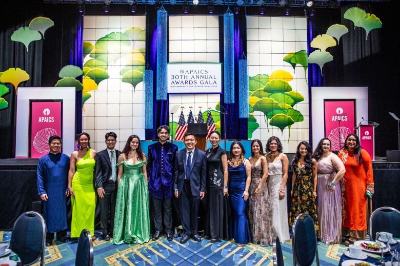14일 워싱턴DC 월터 E. 워싱턴 센터에서 열린 아태의회연구재단(APAICS) 30주년 만찬에서 참석자들이 기념 촬영을 하고 있다. /APAICS
