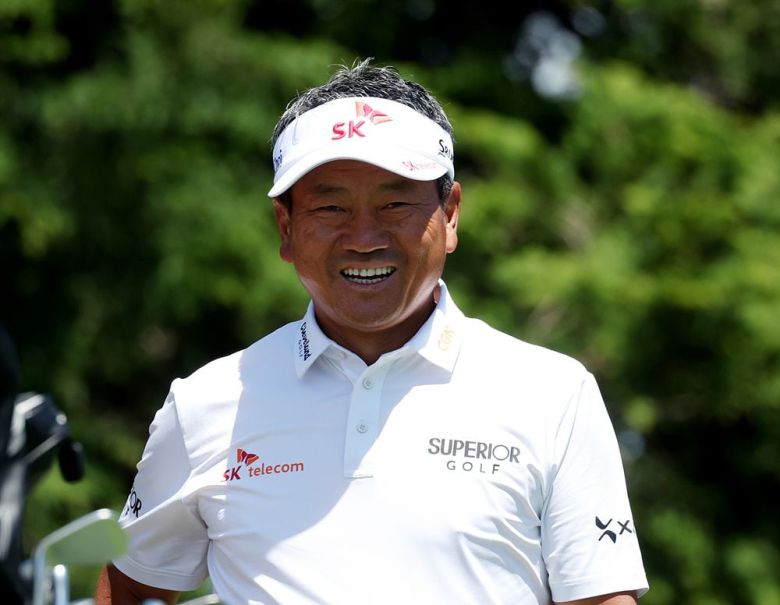 최경주가 17일 제주 핀크스 골프클럽에서 열린 KPGA 투어 SK텔레콤 오픈 2라운드 7번홀 티잉 그라운드에서 환하게 웃고 있다./KPGA