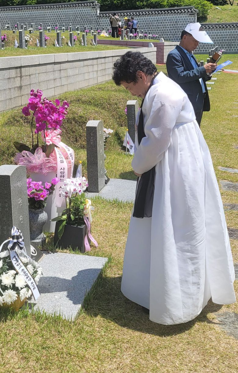 18일 광주광역시 북구 운정동 국립5·18민주묘지에서 열린 제44주년 5·18민주화운동기념식에 참석한 박행순씨가 동생 박관현 열사의 묘비 앞에서 울고 있다. /진창일 기자