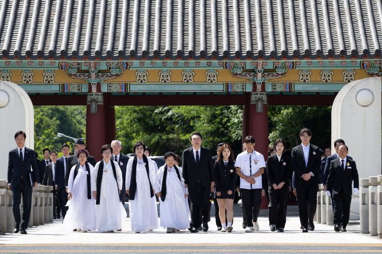 윤석열 대통령이 18일 광주 북구 국립5·18민주묘지에서 열린 5·18민주화운동 제44주년 기념식에서 유가족과 함께 입장하고 있다./뉴스1