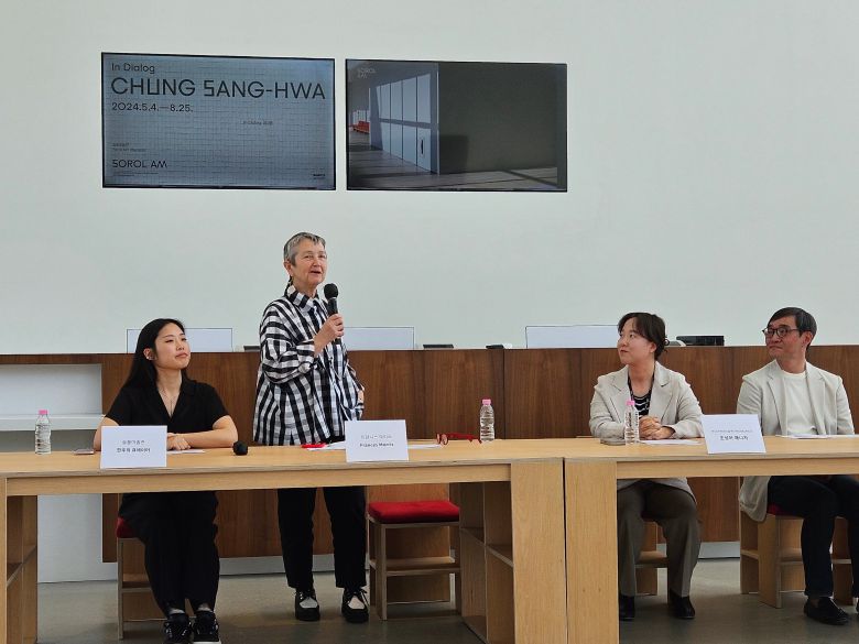 '아그네스 마틴: 완벽의 순간들' 객원 큐레이터를 맡은 프랜시스 모리스 전 테이트모던 관장이 지난 3일 언론공개회에서 전시 개요를 설명하고 있다. /허윤희 기자