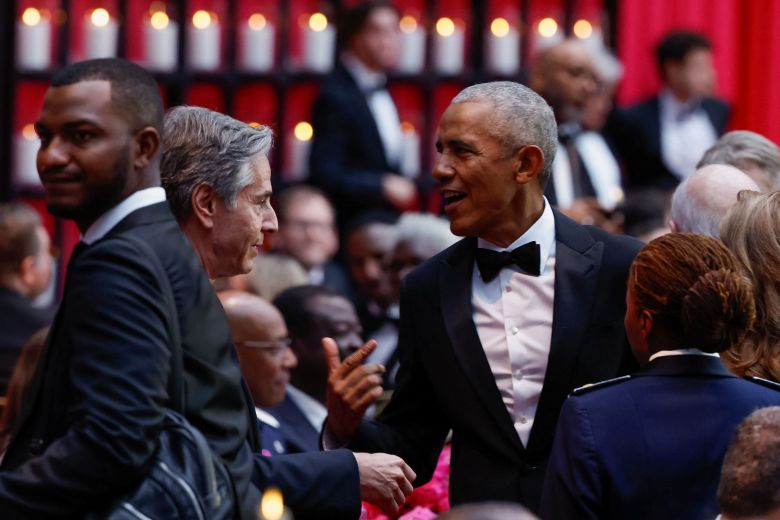 버락 오바마 전 대통령(맨 오른쪽)이 23일 백악관에서 열린 국빈 만찬에 참석해 토니 블링컨 국무장관(가운데)와 대화를 하고 있다. /로이터 연합뉴스