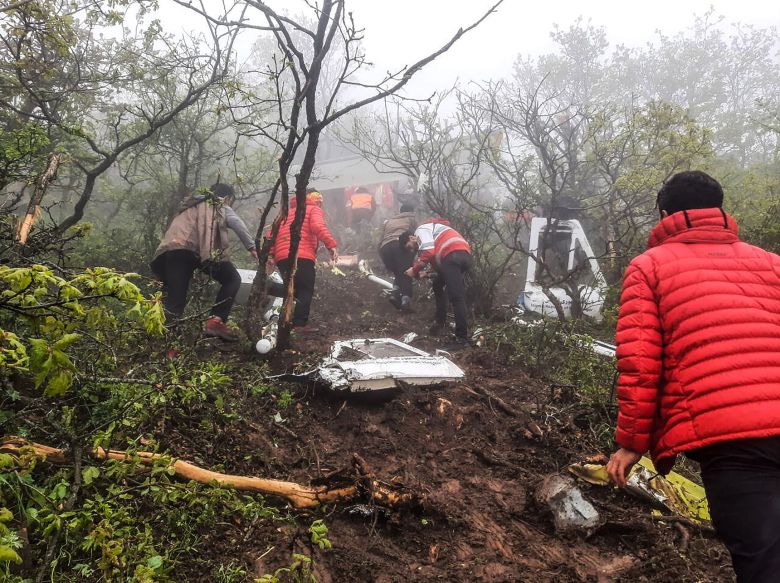 5월 20일 에브라힘 라이시 대통령의 헬기가 추락한 이란 북서부 산악 지대에서 구조대원들이 시신을 수습하고 있다./IRNA/UPI  연합뉴스