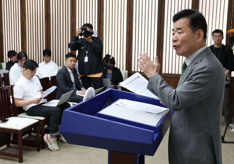 김진표 국회의장이 26일 서울 여의도 국회에서 열린 연금개혁 관련 기자간담회에서 21대 국회 내 국민연금 개혁 처리 필요성에 대해 설명하고 있다./뉴스1