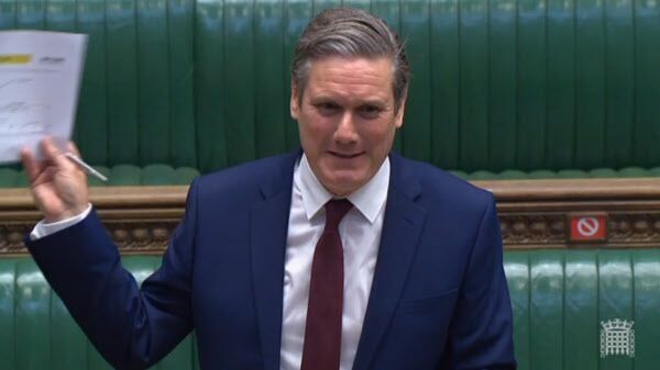 연합 EPA키어 스타머 노동당 대표가 지난 13일 하원의 총리 질문에서 "양로원 감염 가능성은 매우 낮다"는 정부 지침을 들어보이고 있다.