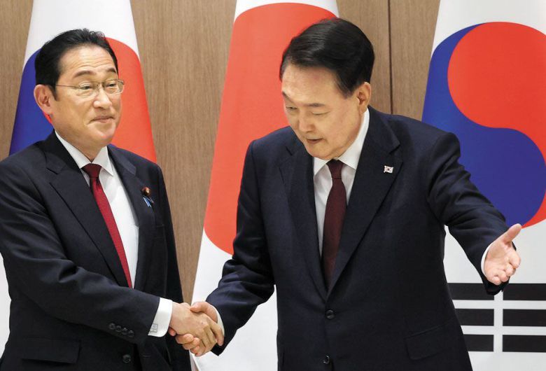윤석열 대통령이 26일 서울 용산 대통령실에서 열린 한일 정상회담에 앞서 기시다 후미오 일본 총리에게 자리를 안내하고 있다. 윤 대통령이 취임한 이후 한·일 정상회담이 열린 건 이번이 10번째다. /연합뉴스