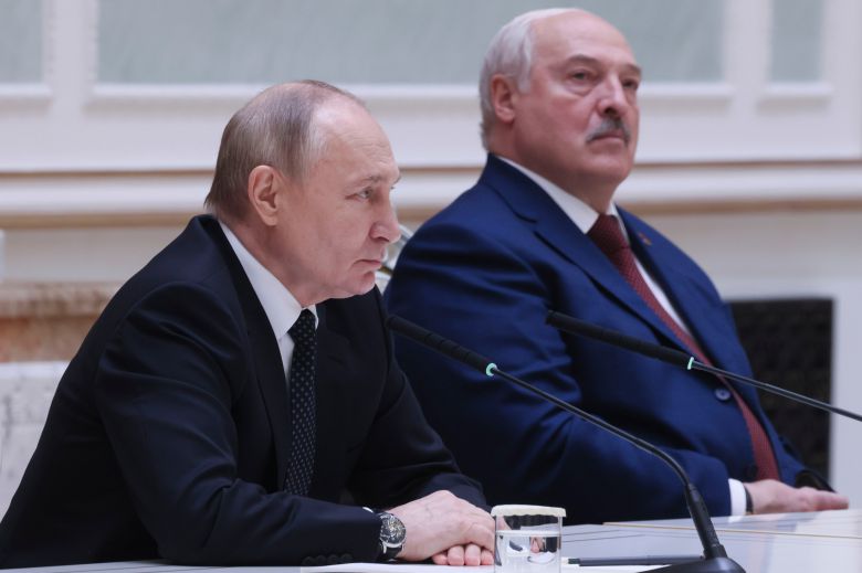 블라디미르 푸틴 러시아 대통령(왼쪽)과 알렉산더 루카셴코 벨라루스 대통령이 24일 벨라루스 민스크의 대통령궁에서 기자 회견을 하고 있다. /연합뉴스