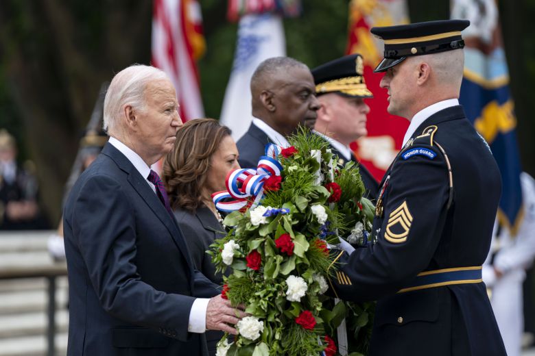 epa11374096 US President Joe Biden (L) places a wreath at the Tomb of the Unknown Solider during a Presidential Armed Forces Full Honor Wreath-Laying Ceremony at Arlington National Cemetery in Arlington, Virginia, USA, 27 May 2024.  EPA/BONNIE CASH / POOL/2024-05-28 02:22:37/<저작권자 ⓒ 1980-2024 ㈜연합뉴스. 무단 전재 재배포 금지, AI 학습 및 활용 금지>