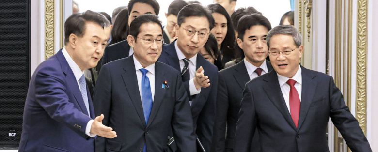 윤석열(앞줄 맨 왼쪽) 대통령이 27일 청와대 영빈관에서 열린 제9차 한·중·일 3국 정상회의에서 기시다 후미오(윤 대통령 오른쪽) 일본 총리와 리창(앞줄 맨 오른쪽) 중국 국무원 총리를 안내하고 있다. /연합뉴스