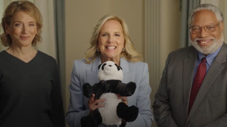 미국 대통령 영부인인 질 바이든 여사(가운데)가 29일 중국 자이언트 판다 2마리가 스미소니언국립동물원에 복귀한다는 사실을 알리고 있다. /스미소니언국립동물원 페이스북