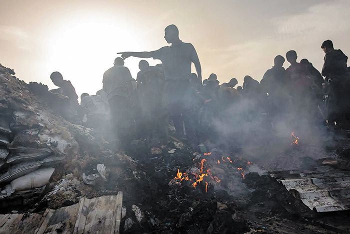 27일 이스라엘군 공습으로 폐허가 된 팔레스타인 가자지구 최남단 라파. 이곳 피란민 텐트촌의 주민들이 잿더미 속에서 구호품을 찾고 있다. 이번 공습으로 최소 45명의 피란민이 사망했고 200여 명이 다쳤다. 이스라엘군이 라파를 공격하지 않겠다던 약속을 어긴 것에 대한 국제사회의 비난이 잇따르자, 베냐민 네타냐후 이스라엘 총리는 “라파에서 비극적 실수가 있었다”면서 사실상 책임을 인정했다. /EPA 연합뉴스