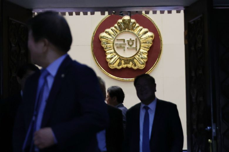 21대 국회 마지막 본회의가 끝난 28일 오후 서울 여의도 국회 본회의장에서 의원들이 나오고 있다. /연합뉴스