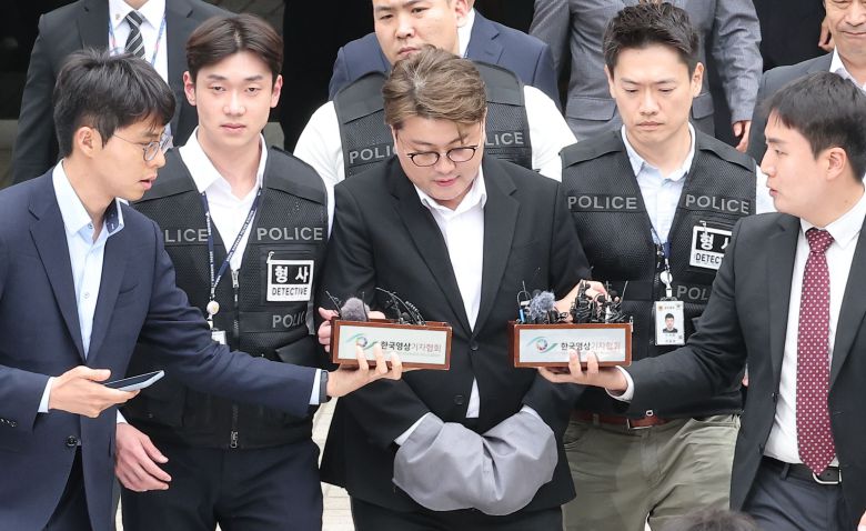 '음주 뺑소니' 혐의를 받는 가수 김호중이 지난 24일 서울 서초구 서울중앙지방법원에서 열린 구속 전 피의자 심문(영장실질심사)을 마친 후 호송 차량으로 이동하고 있다. /뉴스1