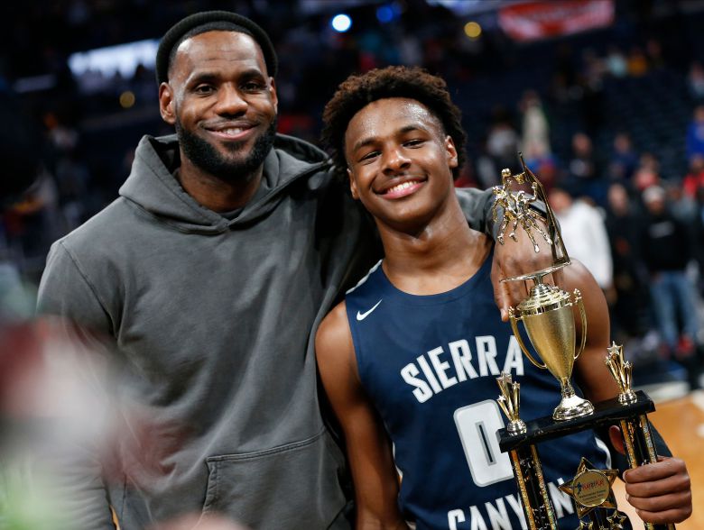 FILE - Los Angeles Lakers forward LeBron James, left, poses with his son Bronny after Sierra Canyon defeated Akron St. Vincent-St. Mary in a high school basketball game Dec. 14, 2019, in Columbus, Ohio. Bronny James will enter the NBA draft after one season at Southern California that was shortened by his recovery from cardiac arrest. The 19-year-old son of LeBron James announced Friday, April 5, 2024, on his Instagram account that he also plans to retain his college eligibility and will enter the transfer portal. (AP Photo/Jay LaPrete, File) FILE PHOTO/2024-04-06 00:40:56/<저작권자 ⓒ 1980-2024 ㈜연합뉴스. 무단 전재 재배포 금지, AI 학습 및 활용 금지>
