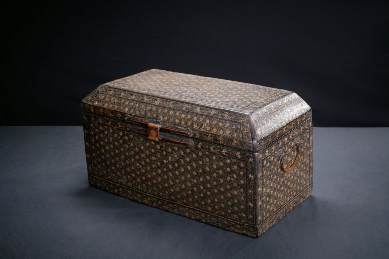 고려 13세기 '나전 국당초문 경함'. 일본 개인 소장. 높이 25.6cm, 너비 47.3cm, 깊이 25.0cm. /호암미술관