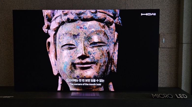 백제 7세기 중반 '금동관음보살 입상'을 세밀하게 소개하는 5분짜리 영상. 호암미술관 1층 로비에서 볼 수 있다. /허윤희 기자