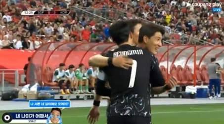 쿠팡플레이가 경기 종료 뒤 주민규의 활약상을 소개하며 '내 나이가 어때서'를 BGM으로 내보냈다. 사진은 주민규와 손흥민이 포옹하는 모습./엑스
