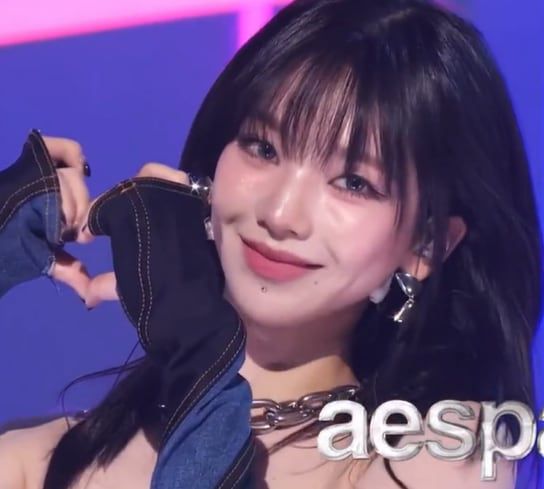 그룹 에스파의 카리나가 고양이 하트를 만들어 보이고 있다. /온라인커뮤니티