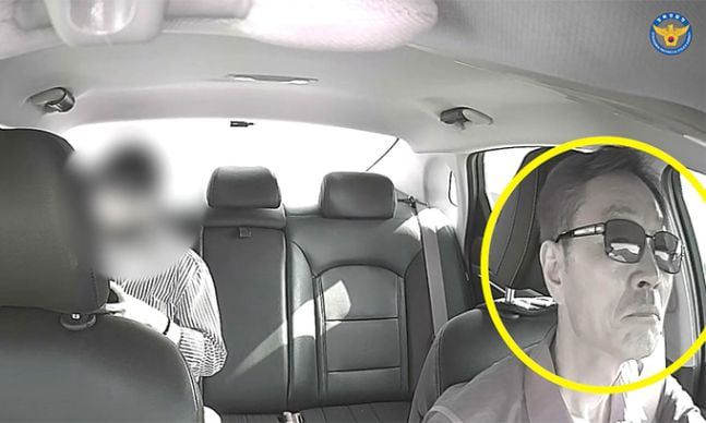 지난 10일 택시기사 김상오씨가 보이스피싱 현금 수거책으로 의심되는 승객을 룸미러로 살펴보고 있다. /경북경찰청