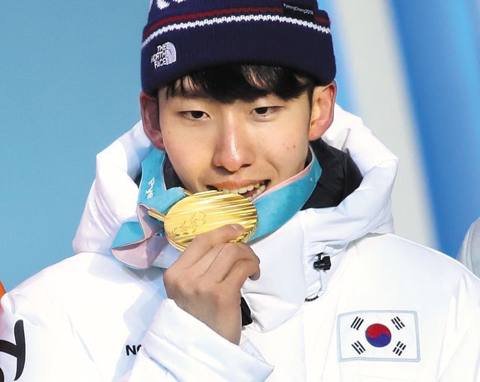 2018년 평창 동계올림픽 쇼트트랙 남자 1500m 금메달을 따냈던 린샤오쥔이 시상식에서 메달을 깨물던 모습. /연합뉴스