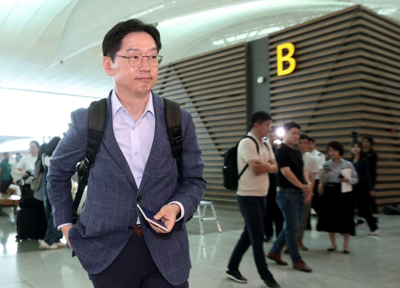 김경수 전 경남도지사가 14일 오전 인천국제공항 2터미널에서 런던으로 출국하고 있다./뉴스1