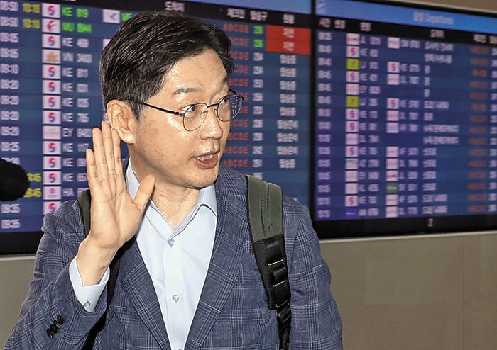 김경수 전 경남지사가 14일 인천국제공항에서 출국하며 지인에게 인사하고 있다. /뉴스1