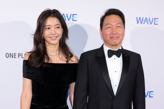 지난해 10월 최태원 SK그룹 회장이 동거인 김희영 티앤씨 재단 이사장의 손을 잡고 파리의 한 명품 행사장에 등장한 모습. 지난 5월 위자료 재산분할 소송 2심에서 재판부는 "외도를 반성하지 않고 일부일처제를 존중하지 않았다"며 1심 위자료 등의 20배에 달하는 거액을 지급하라고 선고했다. /게티이미지코리아