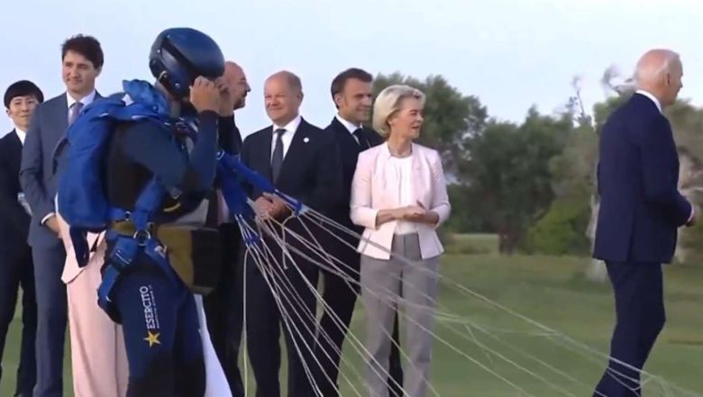 13일 이탈리아 남부 파사노에서 열린 G7(7개국) 정상회의에서 조 바이든 미국 대통령(맨 오른쪽) 혼자 다른 곳을 보고 있다. /X(옛 트위터)