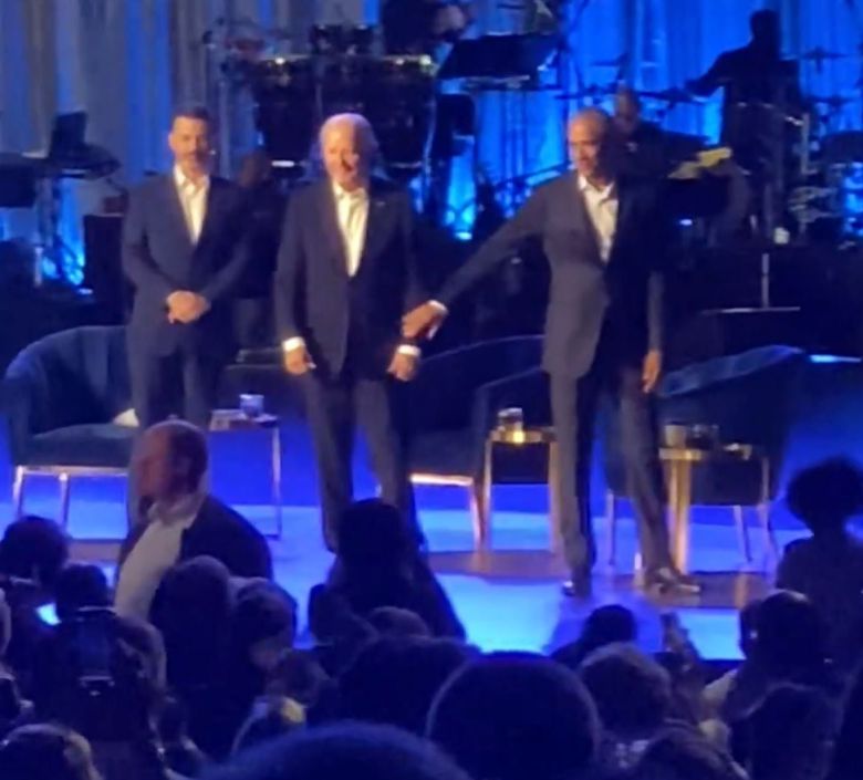 15일 미국 로스앤젤레스(LA) 피콕씨어터에서 열린 펀드레이징 행사에서 버락 오바마 전 대통령(맨 오른쪽)이 조 바이든 대통령(가운데)에 손을 내밀어 퇴장을 권유하고 있다. /X(옛 트위터)