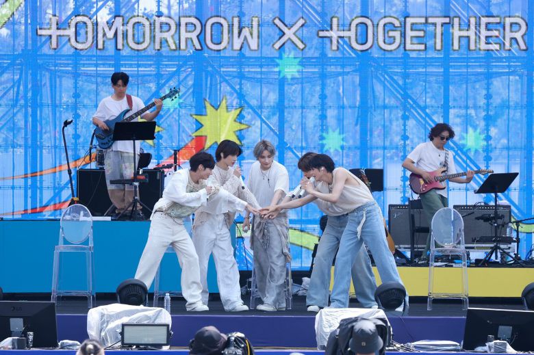 위버스콘에서 공연 중인 TXT/빅히트 뮤직