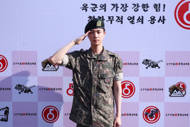 방탄소년단 진이 2024년 6월 12일 오전 경기도 연천군 육군 5사단 신병교육대에서 전역했다./빅히트 뮤직