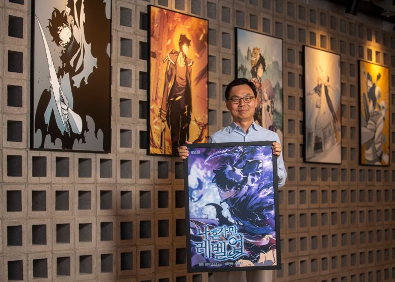 경기도 성남시 카카오엔터 사무실에서 만난 강정구 카카오엔터 글로벌스토리사업본부장이 '나 혼자만 레벨업' 포스터를 들어보였다. /김지호 기자