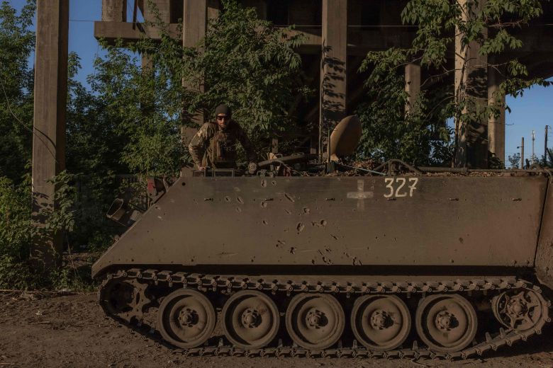 19일 우크라이나 도네츠크 지역에서  우크라이나 군인들이 미국제 M113 장갑차를 타고 있다. /AFP 연합뉴스